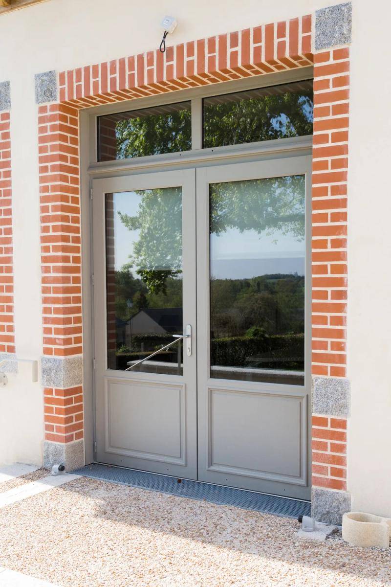 Installateur de portes et fenêtres bois triple-vitrage sur-mesure à Toulouse