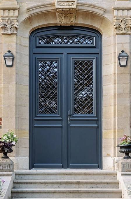 Prix pour acheter et faire installer une porte d'entrée au style traditionnel ancien à Toulouse centre.