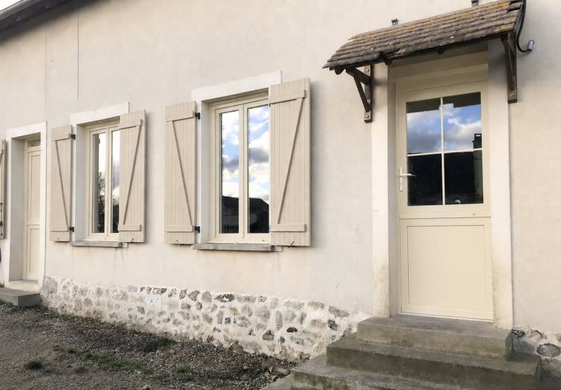 Faire installer des fenêtres double-vitrage sur mesure en PVC crème beige clair à Toulouse