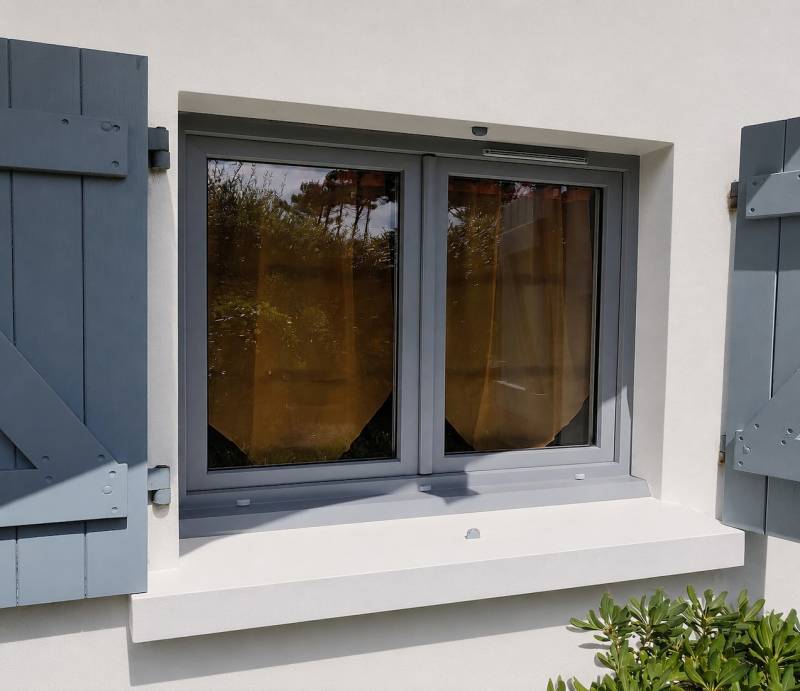 Installateur de fenêtre en PVC gris clair teinté masse à Toulouse
