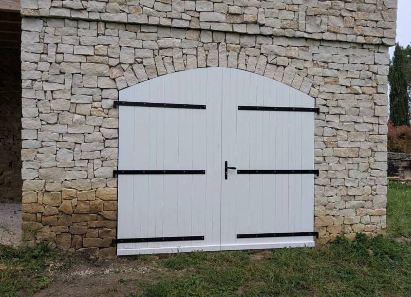 Fabricant installateur de porte de garage cintrée en bois 2 vantaux à Roquettes proche Toulouse